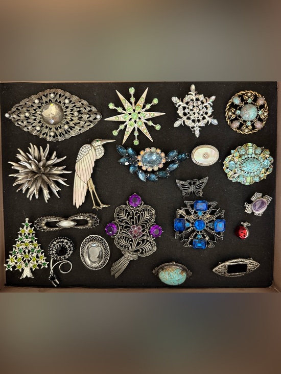 Jewelry - LOT OF TWENTY (20) VINTAGE ASSORTED SILVER TONE & GOLD TONE BROOCHES PINS